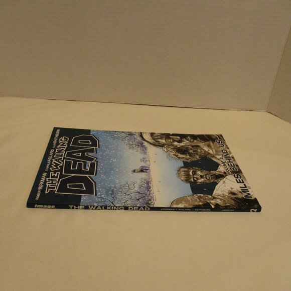 Walking Dead TPB Volume 2 Blue Black White Graphic Zombie Fighting Comic Book - Picture 5 of 12